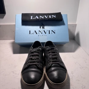 Söker byten! - Ett par riktigt snygga skor från lanvin i färgen grå. Skorna är i storleken uk 9 vilket motsvarar 43-44 Orginal låda och dustbag till kommer. Hör av er om ni är intresserade MVH Ville