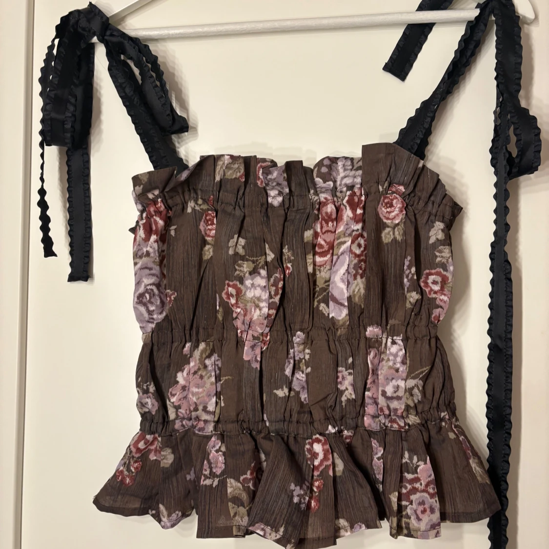 Blommig topp med volangdetaljer  - 1