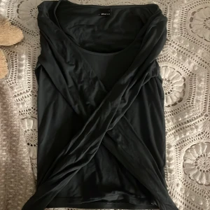 Grön långärmad topp från Gina Tricot ❤️ - Säljer en stilren grön långärmad topp från gina. Toppen har en rund halsringning och är tillverkad i ett mjukt och stretchigt material. Perfekt för lager-på-lager eller att bära som den är. Jättegullig och bra skick ❤️❤️