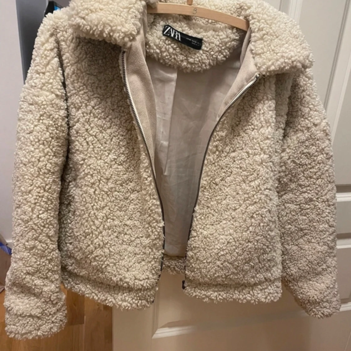 Beige teddyjacka från Zara