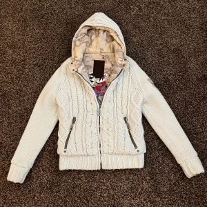 Stickad cardigan med camo fodring  - Riktigt fet fodrad stickad cardigan med camo på insidan och inuti luvan vilket gör den både unik och väldigt stilig. Extremt bra passform och väldigt varm. Storlek S 