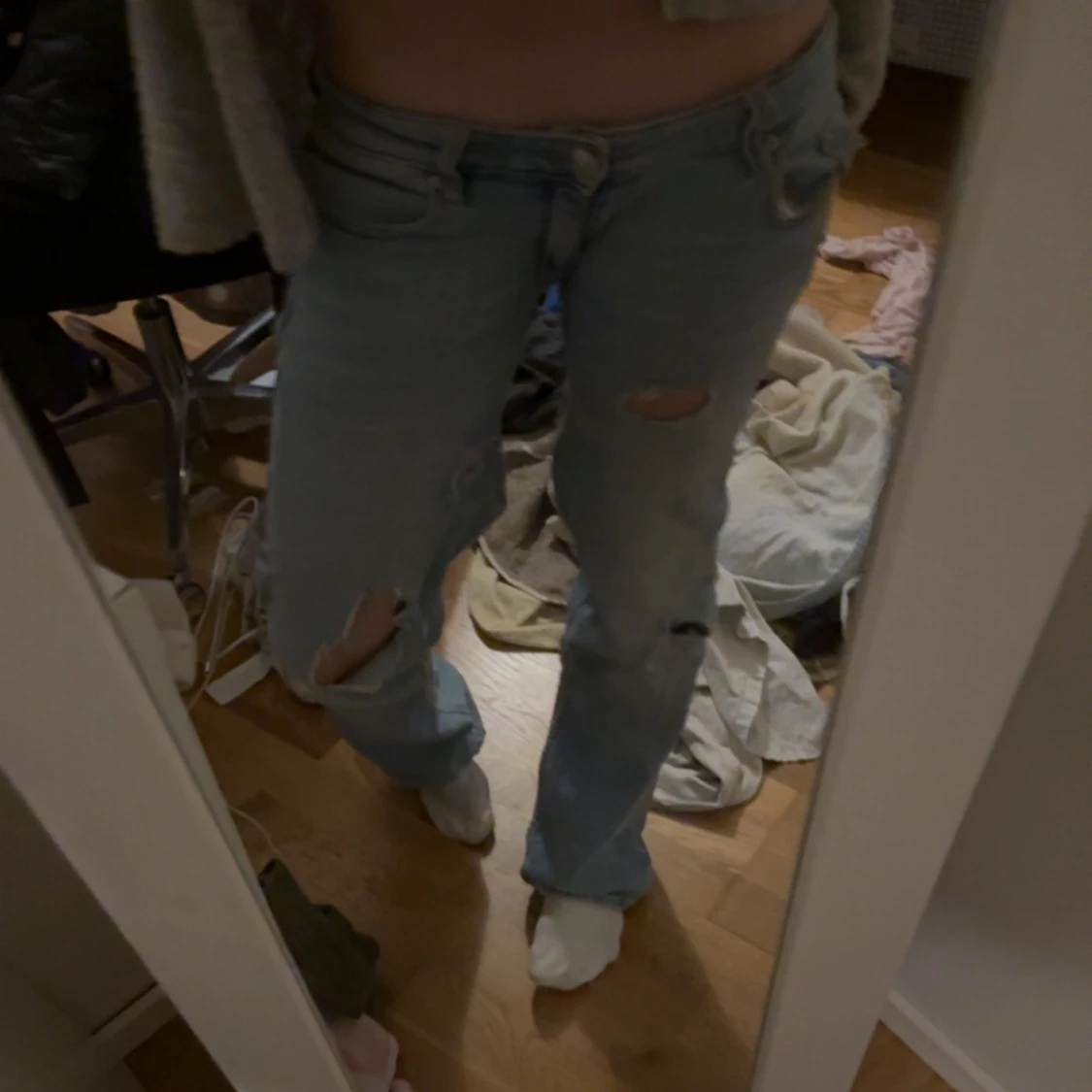 Ljusa LÅGMIDJAD jeans med slitningar