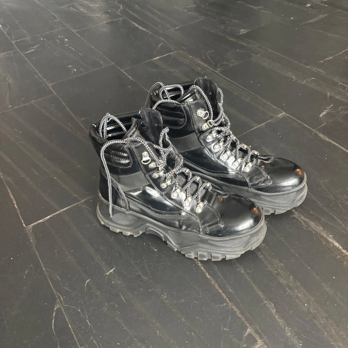 Buffalo kängor, lack i stl 40 svarta med snörning