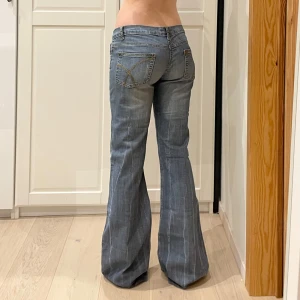 Lågmidjade bootcut jeans🤩 - Midja 43 cm rakt över plus stretch, gren 20 cm o innerben 83 cm💕Jae 169 o xs-s o håller in mycket i midjan! 