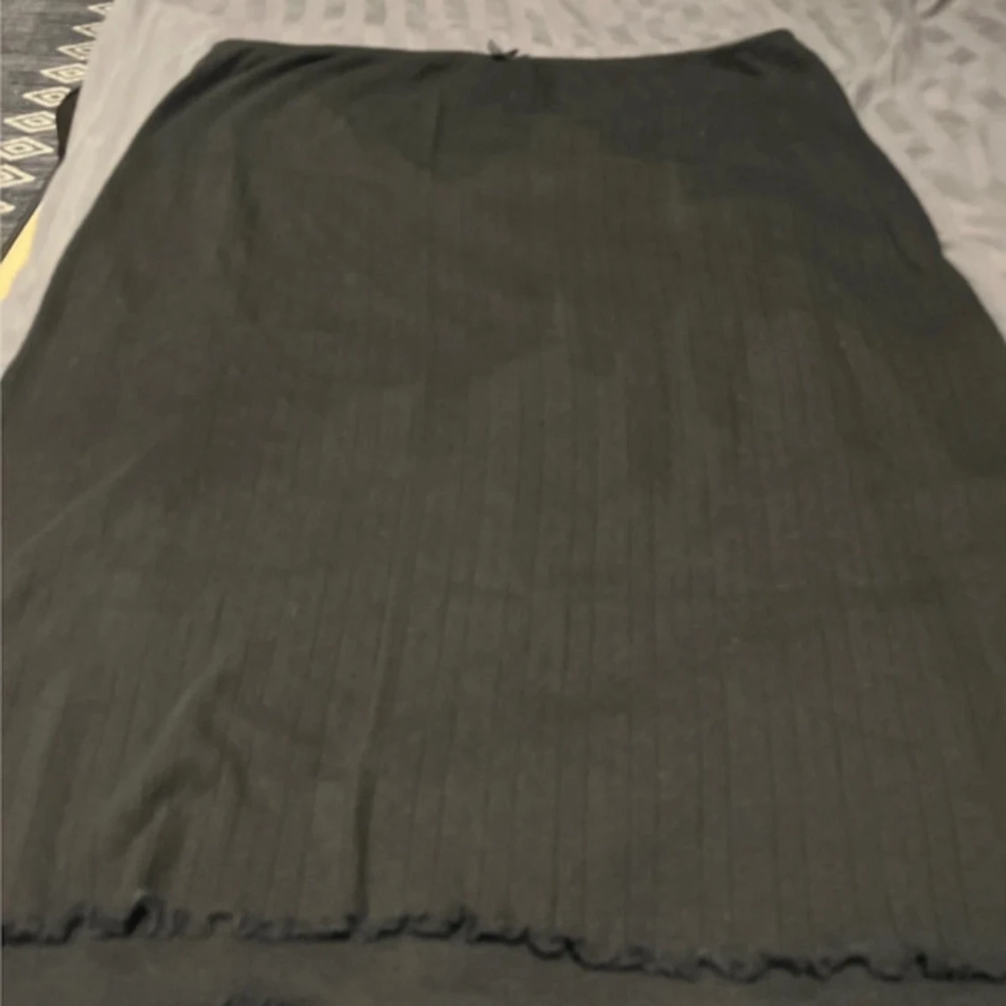 Svart ribbad bandåtop och matchade kjol till från BikBok - 3