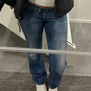 Blå jeans från diesel - Snygga blå jeans med en klassisk look. De har en lågmidjad design och en bootcut-stil som ger en avslappnad känsla. Perfekta för en casual outfit.