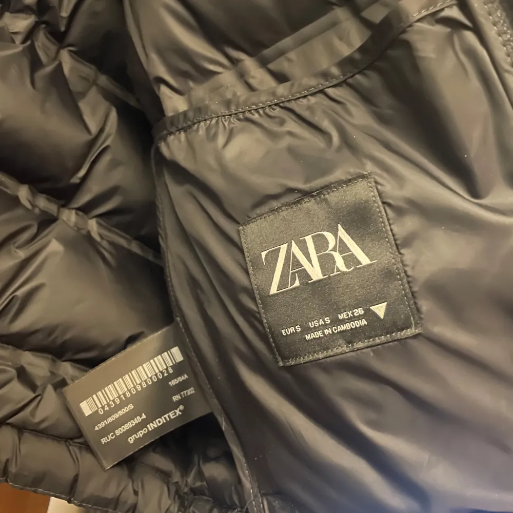 Säljer en svart croppad pufferjacka från Zara. Inköpt sommaren 2023. Endast använd ca 2/3 gånger. Jackan har en dragkedja framtill och långa ärmar. Perfekt inför våren/sommarkvällar😍 Man kan justera längst ner på jackan hur ’tight’ man vill att den ska dras år. Har för mig att nypris var ca 500kr. Takit.