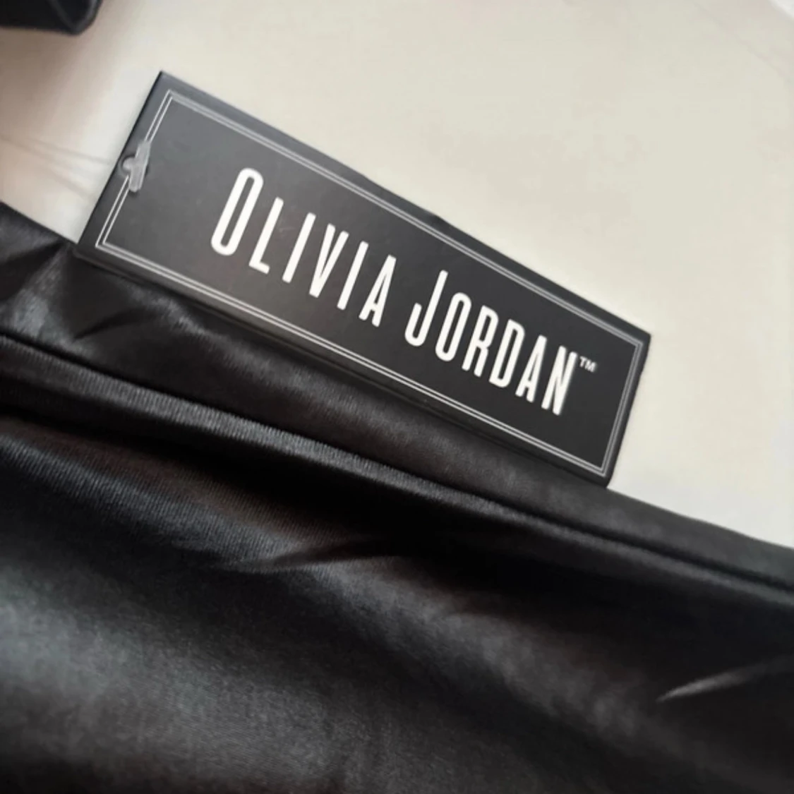 Svart kortärmad topp från Olivia Jordan - 3