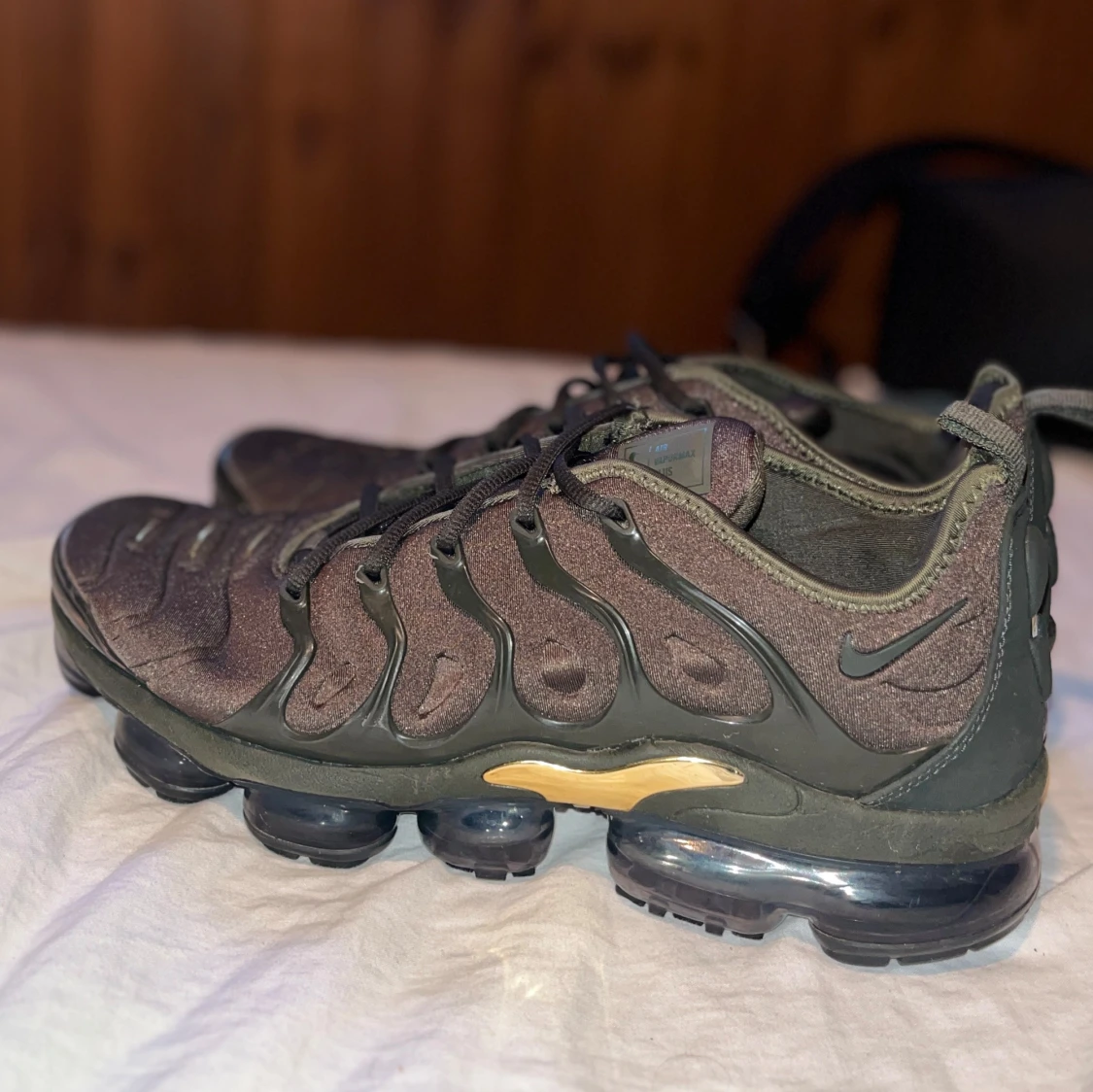 Nike Air Vapormax plus i mörkgrön med guld detaljer