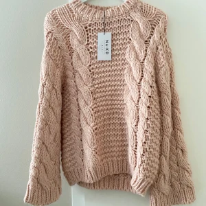 Rosa stickad tröja  - Ljus puderrosa chunky stickad tröja från nakd. Ny med prislappen kvar. Storlek XXS/XS men väldigt stor i storleken så snarare en S/M