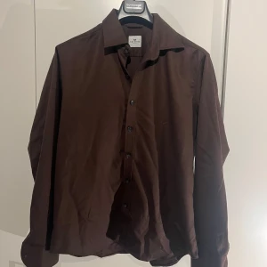 John Henric Overshirt/skjorta - Stilren brun skjorta ifrån John Henric skick: 10/10 skick. Storlek L/M. Köpt för 1199 på NK, mitt pris: 389:- Bara att kontakta vid funderingar😁