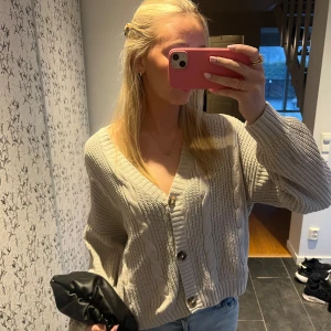 Beige stickad kofta - Säljer en mysig beige stickad kofta med knappar framtill. Sparsamt använd och i toppskick! Storlek M men passar nog XS-L beroende på hur man vill att den ska sitta, superfin🤎🤍😽