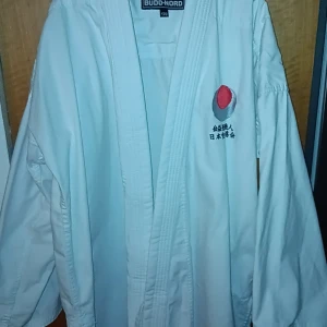 Karate tröja - Karate tröja, budo nord, 170, helt ny, använd 3/4 gånger, kostar på hemsidan med byxor 1270 kr. Kan sänka priset om nödvändigt.