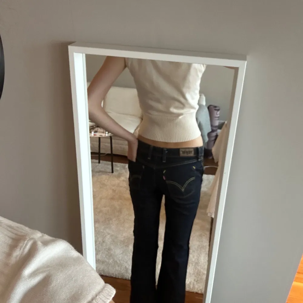 Snygga mörkblå bootcut jeans från Levis! Skulle säga att längden är perfekt för någon lite längre !. Farkut & Housut.