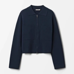 Mörkblå jacka med dragkedja - Snygg mörkblå jacka med dragkedja och två stora fickor framtill. Jackan har en klassisk krage och långa ärmar, perfekt för en stilren look. Den är tillverkad i ett mjukt material som ger en bekväm passform. Skriv privat för fler bilder eller frågor alls