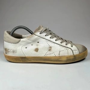 Golden Goose skor - Snygga vita sneakers från Golden Goose i mycket bra skick 8/10. Lite smutsiga men endå riktigt schyssta. Priset går att diskutera och det är bara att meddela om du har några funderingar.