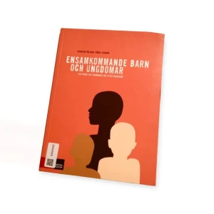 Ensamkommande barn och ungdomar - Boken 'Ensamkommande barn och ungdomar' är en praktisk handbok om flyktingbarn, skriven av Kerstin Källén och Uriel Strand. Den ger en översikt över lagar och regler samt god mans roll. Utgiven av Natur & Kultur.