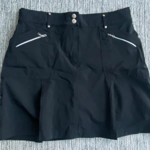 Svarta skorts i strl 42 från Daily sports - Svarta skorts i strl 42 från Daily sports.  Använd men i bra begagnat skick, märket där bak har tyvärr lossnat.  Mått Midjan: ca 44 cm Total längd: ca 48 cm  95% polyester och 5% elastan   Kommer från ett djur och rökfritt hem.