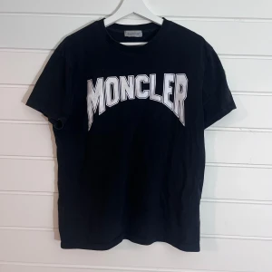 Moncler T-shirt  - Inga direkta defekter förutom att texten tyvärr spruckit där av priset, Cond 7/10 först till kvarn!🤝