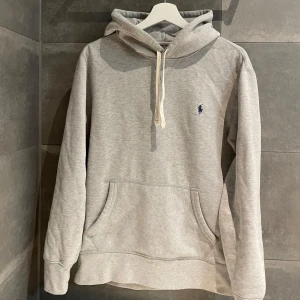 Grå hoodie från Ralph Lauren - Hola👋🏼•Säljer en stilren grå hoodie från Ralph lauren• Skick 9,5/10• Storlek: M• Pris 1200kr• Skriv pm för fler frågor och bilder• Caio 👋🏼