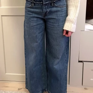 Vida jeans från Zara - Snygga blå jeans med hög midja och en loose passform från Zara. De har en fransig detalj vid midjan och klassiska femficksdesign. Storlek 9 (134). 