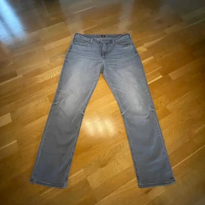Grå jeans från Lee - Gråa jeans från Lee som är helt oanvända! I utmärkt skick, helt nya. Storlek 36/34 Kontakta mig för mått eller fler bilder.  Sökord: Jeans, Grå jeans, Lee jeans, Denim, Raka jeans, Straigh fit, Levis, Levis jeans