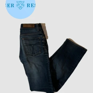 Mörkblå jeans från Tiger of Sweden - Feta Tiger of Sweden Jeans!🔥💸🐅.                          Storlek 32🔥💸🐅.                                                           Kontakta vid minsta fundering🔥💸🐅