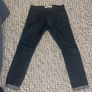  Snygga slimfit Selvedge jeans från Oscar Jacobson - Ett par snygga selvedge jeans med slimfit. Använda ca 4 gånger då dem inte passar mig så bra. Mörk blå färg som blir ljusar desto mer du använder dem.  Skick - 10/10 Storlek - 30/32