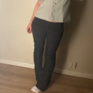 Lågmidjade kostymbyxor från bikbok  - Säljer dessa super fina kostymbyxorna från bikbok, i Lågmidjad modell. De är använda några gånger med i fortfarande mycket bra skick! Skriv för frågor eller fler bilder 