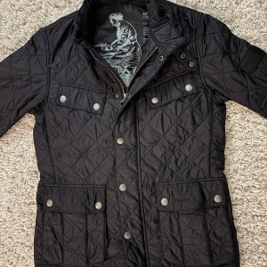 Barbour jacka - Säljer nu min Barbour jacka nästan helt ny. Dock två defekter vid högra sidan av halsen som syns på sista bilden. Annars är skicket 9/10. Finns äkthetsbevis! Kontakta gärna om du har några frågor och pris kan diskuteras!