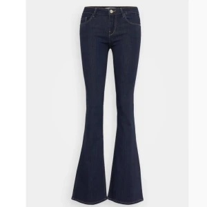 Lågmidjade jeans  - Super fina och trendiga jeans från only! Endast använda 1 gång och är i superbra skick! Storlek M/30 och passar nån som är mellan 160-165❤️