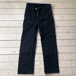 Weekday jeans  - Jeans från weekday med raka ben. Modell: voyage. Strl W24L30. Använt men bra skick, se även mina andra annonser, 3 för 2 på allt! ✨