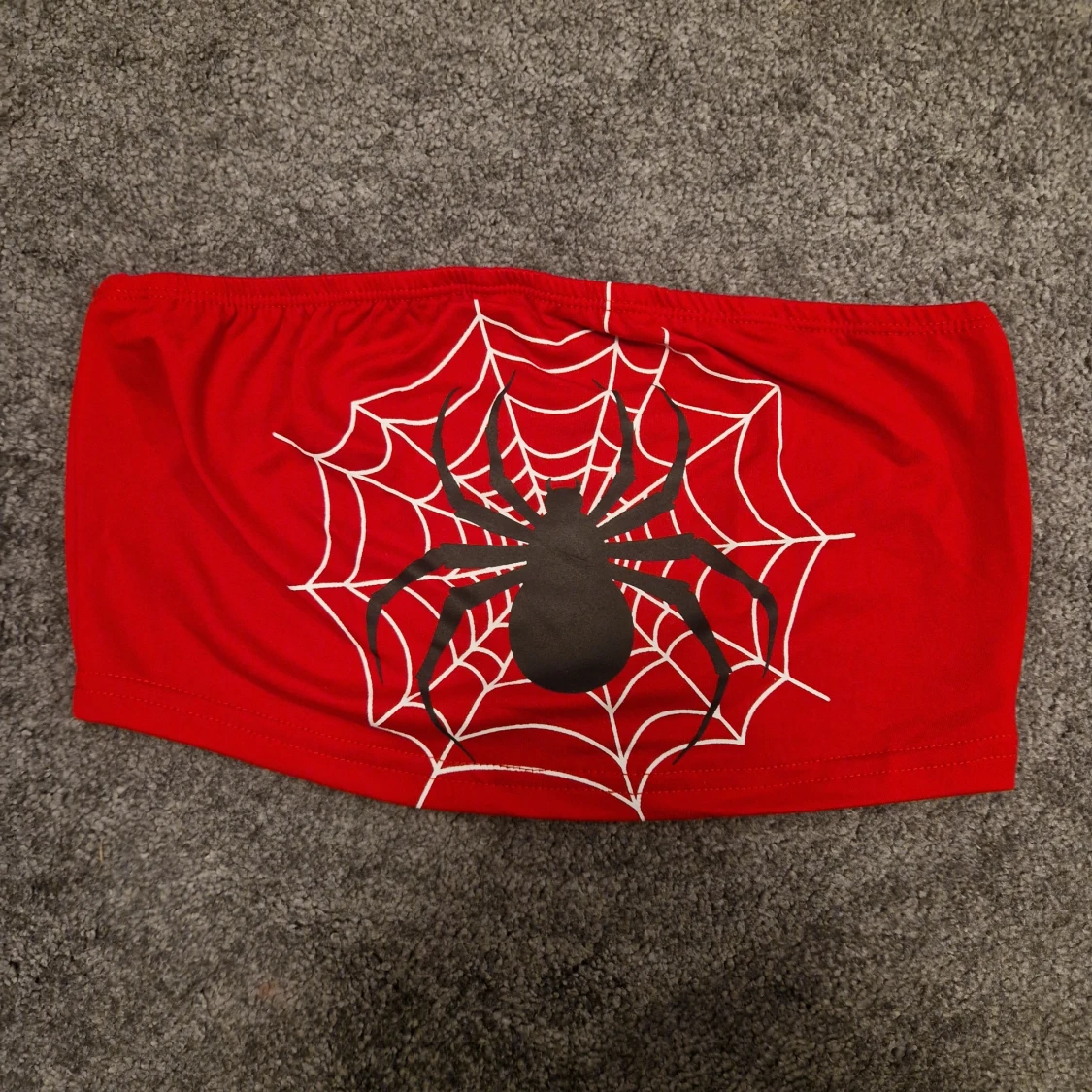 Röd tubtopp med spidermanmotiv 