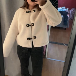 Teddyjacka med knappar - Intressekoll på denhär jackan från zara köpt för ca en månad sen och i nyskick knappt använd!!! Säljer pga att jag inte hittar tillfälle att använda den🩷 skriv vid frågor eller fler bilder, köpt för 559 kr 