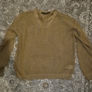 Beige stickad tröja - Säljer en beige stickad tröja från KappAhl i storlek M. Tröjan har en v-ringad hals.