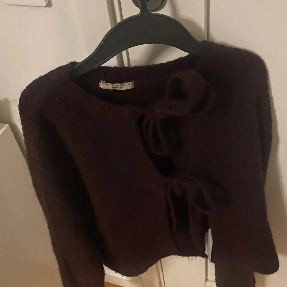 Mörklila kofta med knytband