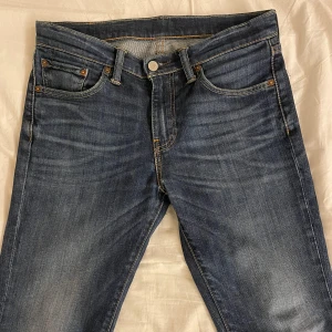 Levis 511 jeans - Snygga Levis 511 jeans med en riktigt skön tvätt. De har en slim passform och är tillverkade i slitstarkt denim. Byxorna har en knappgylf och fem fickor, vilket ger en tidlös look. Str: 30/32 Skick: 8,5 Pris går att diskutera och de är bara skicka om du har några funderingar!