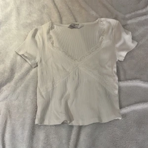 Vit topp från Primark - Säljer en söt vit topp från Primark i storlek XS. Helt oanvänd. Storlek XS.