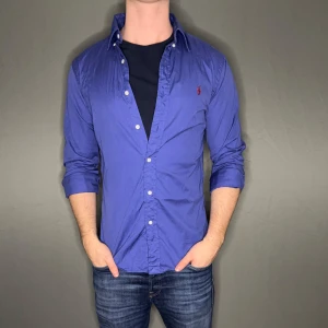 Ralph lauren skjorta - Hej säljer nu min fina Ralph Lauren skjorta i storlek M. Den är i nyskick och kommer vara otroligt snygg i höst/vinter. Nypris cirka 1500kr! Vi kommer att sälja liknande produkter nu närmare vinter så glöm inte följa profilen!🌊🍾