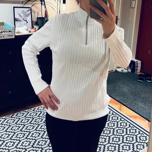 Vit ribbad tröja från Kronstadt - Vit tröja från Kronstadt med halfzip. Fint skick. Herrmodell