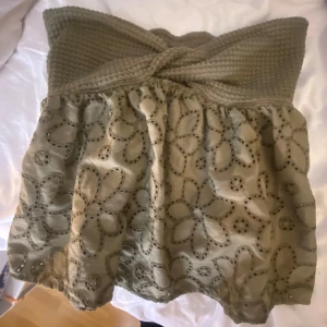 Grön topp  - En grön topp perfekt till sommaren. Köpt second hand vet därför inte var den är ifrån. Hör av er vid frågor!!🥰