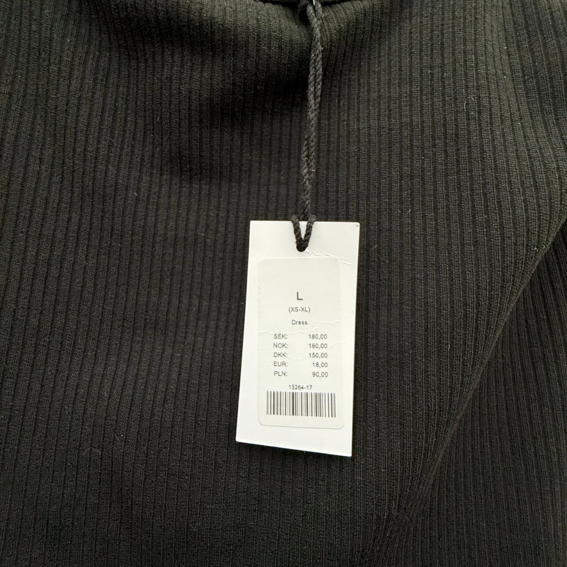 Svart ribbad klänning - 2