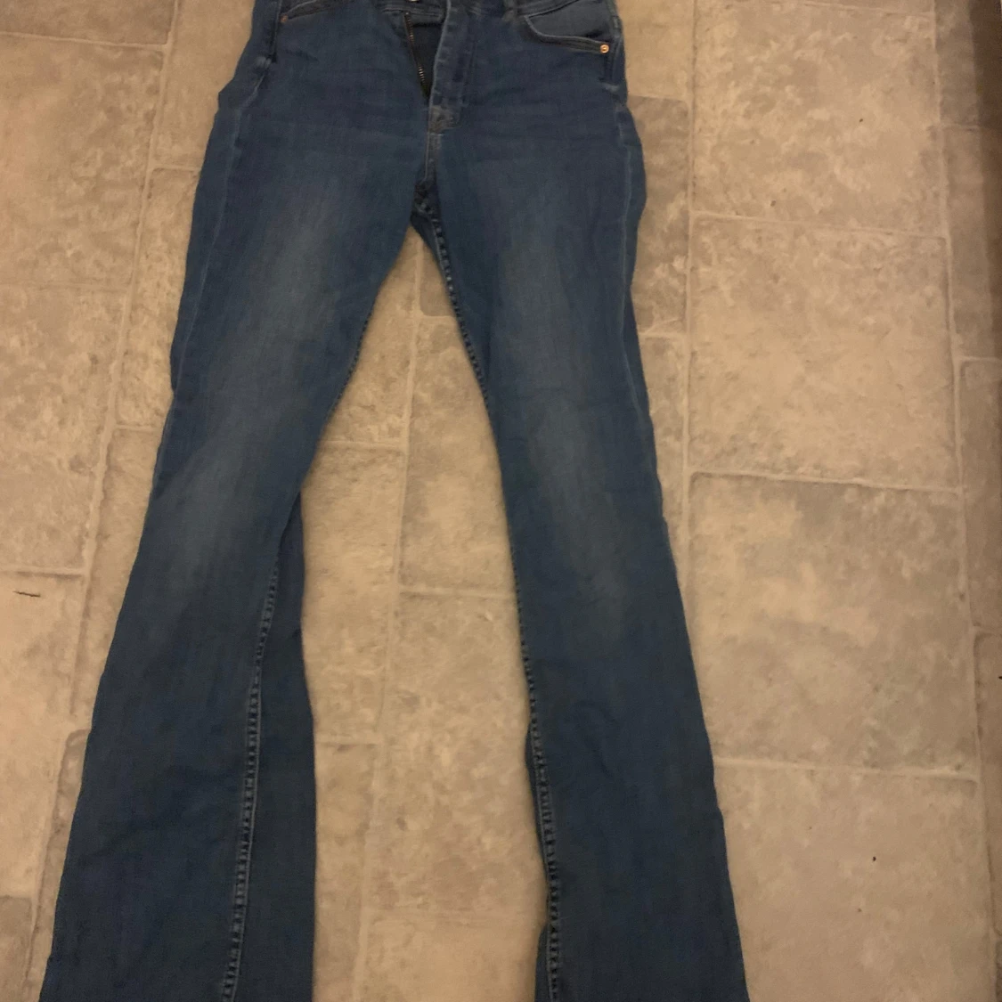 Blå flare jeans från &Denim