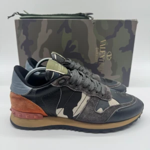 VALENTINO ROCKRUNNERS - Valentino Rockrunners- Skick: 9/10 - Tillbehör: Enbart skorna  - Storlek 39 sitter som 40 - Nypris ca 7500kr - Deluxecloset