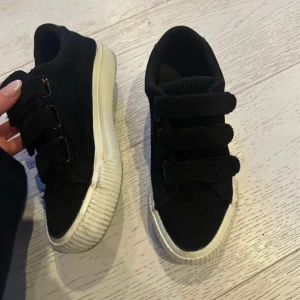 Sneakers  - Säljer mina absoluta favoritskor då dom är en aning försmå för mig så det är dags.  Från even and odd storlek 37! Går absolut att göra dom renare än vad jag gjort på bilderna.