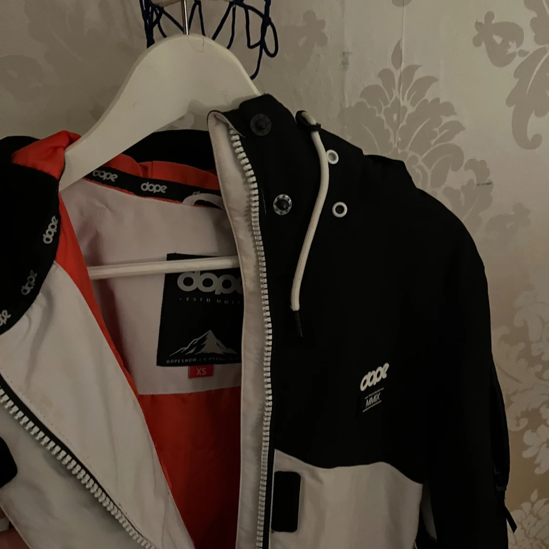 Svart och vit jacka från Dope - 3
