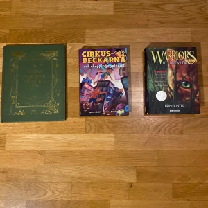 Tre böcker - Tre böcker, warriors, cirkusdeckarna och boken som inte ville bli läst. Alla tre är i mycket bra skick. Säljer warriors för 80kr, cirkusdeckarna för 40kr och boken som inte ville bli löst för 40kr. Alla för 140kr. Priset är diskuterbart.