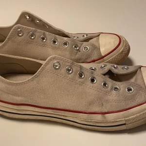 Beige sneakers från Converse - Använda Chuck Taylor Allstars.