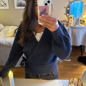 Mörkblå omlottkofta - INTRESSEKOLL, jättefin och trendig omlottkofta från & other stories. Lite nopprig och därav priset men tror de går att få bort🤗 