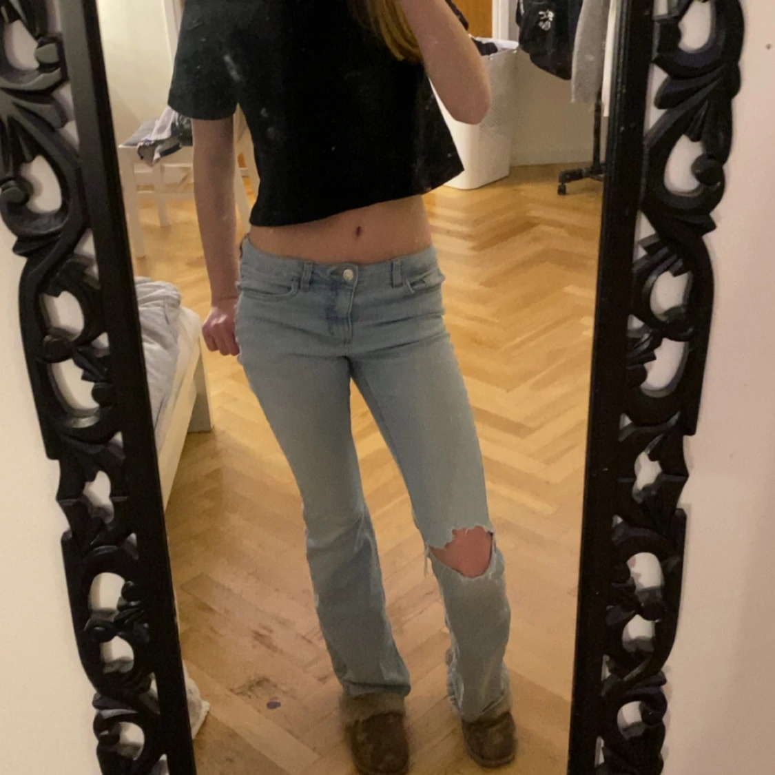 Ljusblå jeans med hål